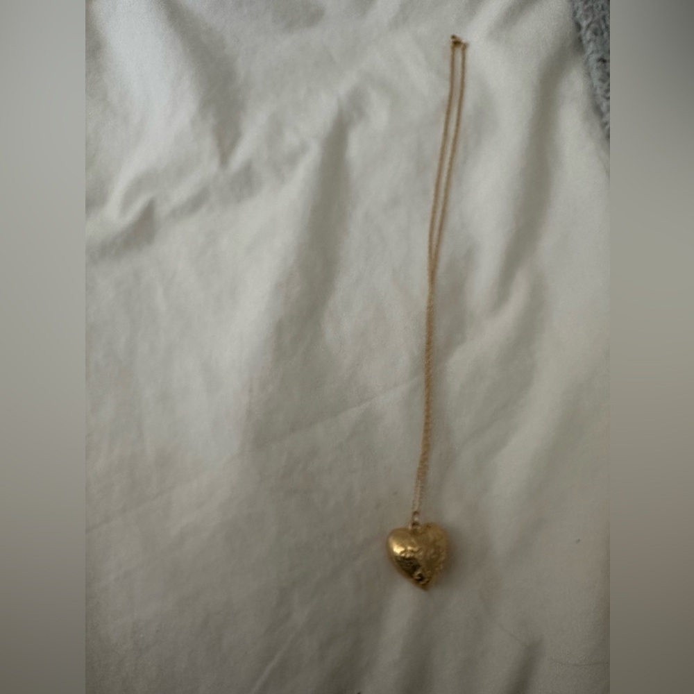 Vintage AVON Gold Etched Heart necklace